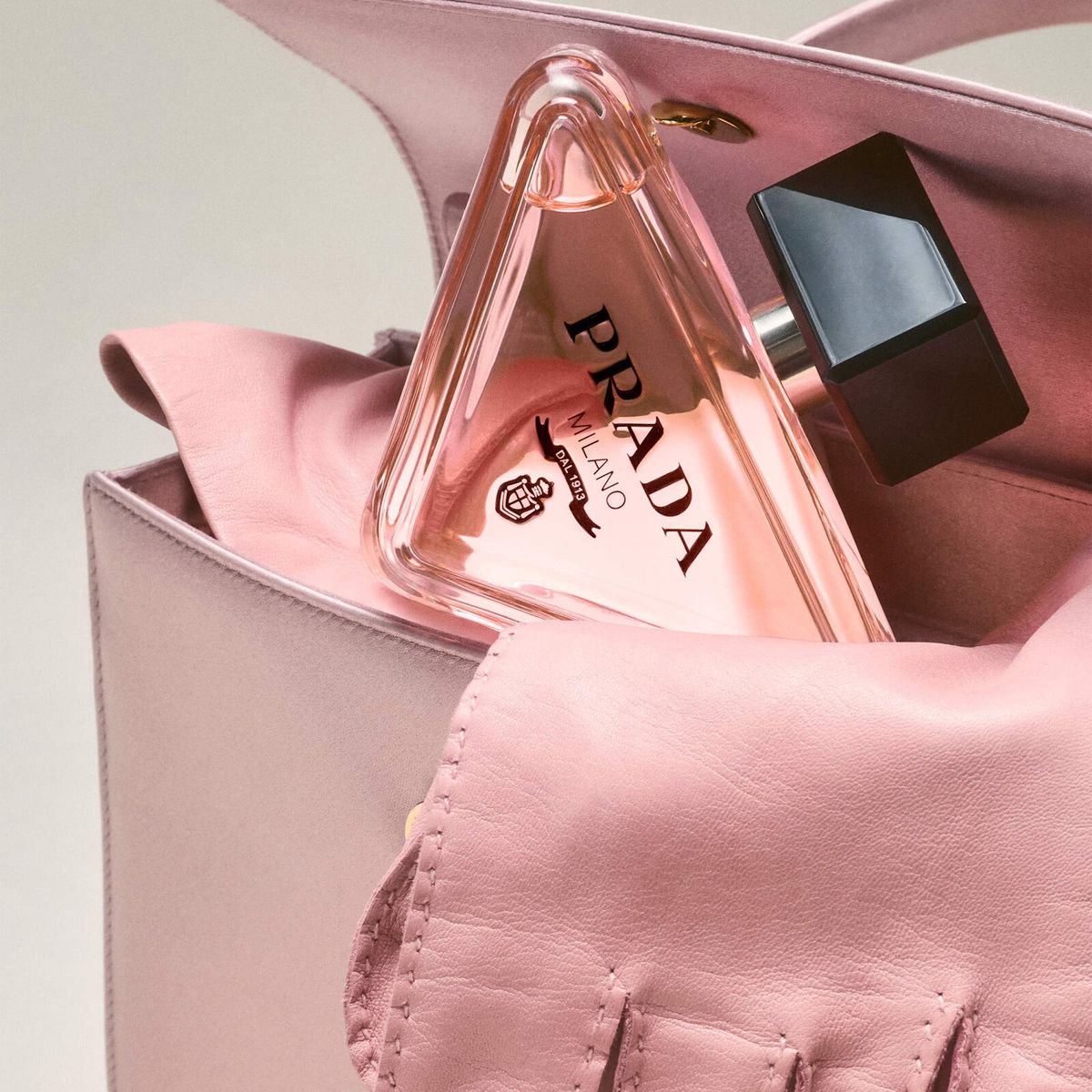 Парфюм Prada Paradoxe в розовой кожаной сумке